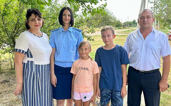 Прокуратурой Каневского района принято участие в благотворительной акции «Соберем ребенка в школу»
