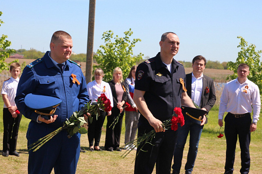 Прокуратурой Каневского района принято участие в возложении цветов к памятнику жертвам Великой Отечественной войны