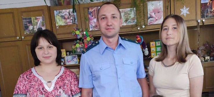 Прокуратурой Каневского района принято участие в благотворительной акции «Соберем ребенка в школу»